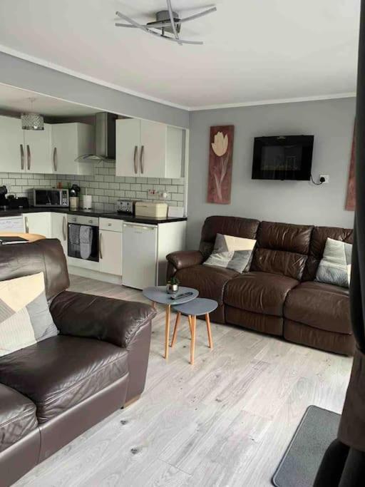 Stunning 3 Bed Riverside Cabin In Snowdonia Caeathro Exterior photo