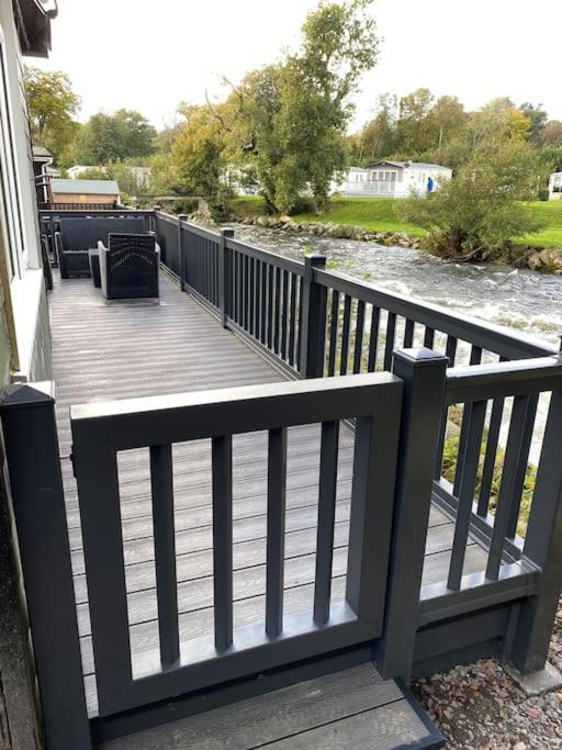 Stunning 3 Bed Riverside Cabin In Snowdonia Caeathro Exterior photo